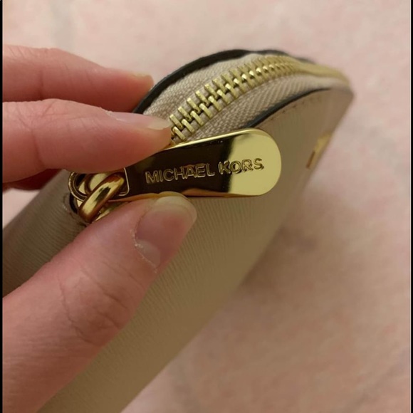 Michael Kors Makeup Pouch - Picture 3 of 4